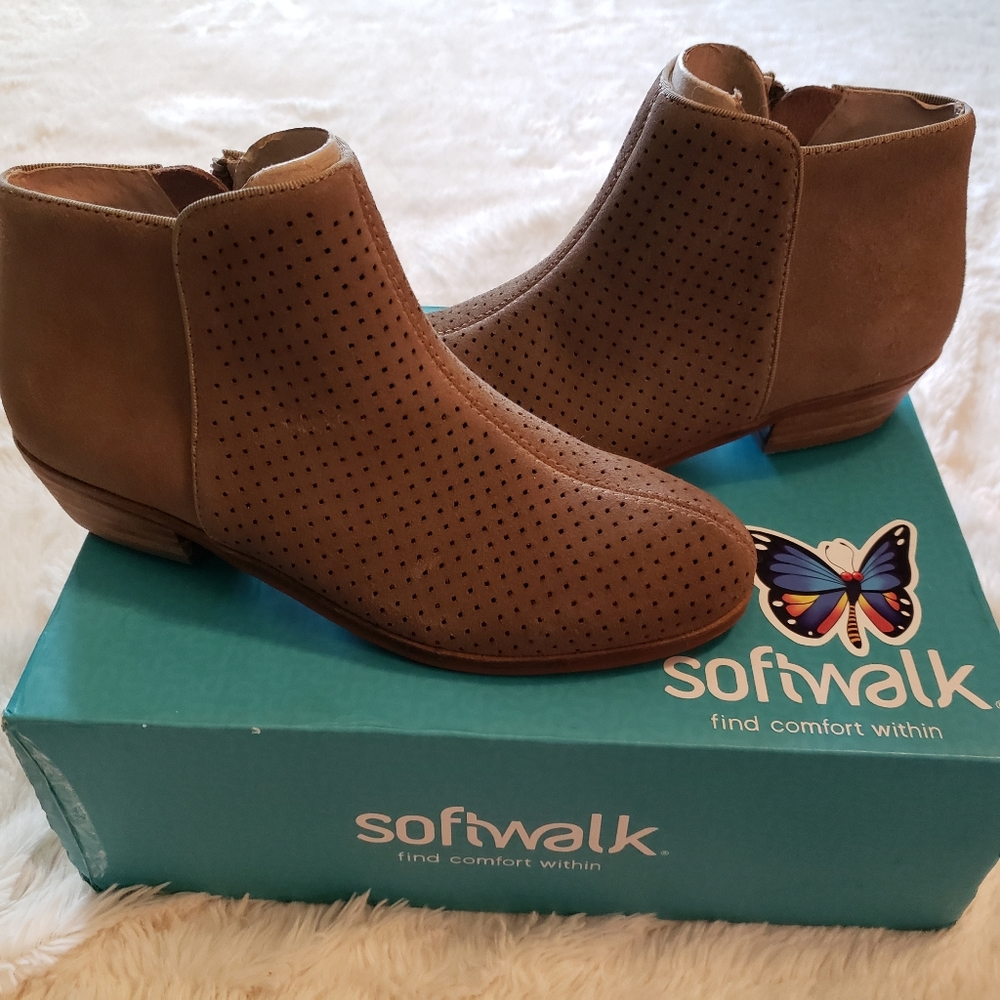 Softwalk Nude Booties, Size 5, New in Box